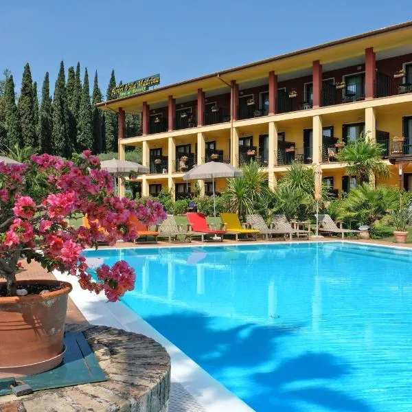 Villa Madrina Lovely and Dynamic Hotel，位于加尔达的酒店