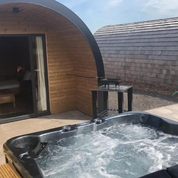 Superior Glamping Pod with Hot Tub，位于Kelsall Hill的酒店