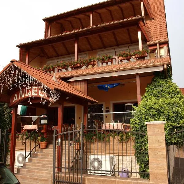 Angela Hotel，位于Biharkeresztes的酒店