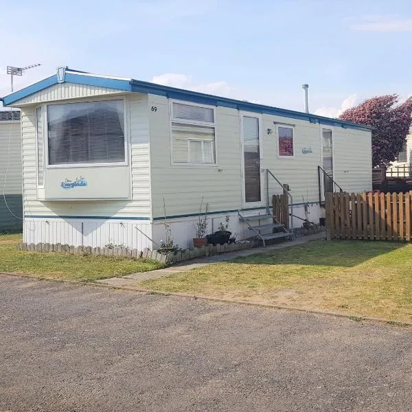 6 Berth with private Garden - 69 Brightholme Holiday Park Brean!，位于布里恩的酒店