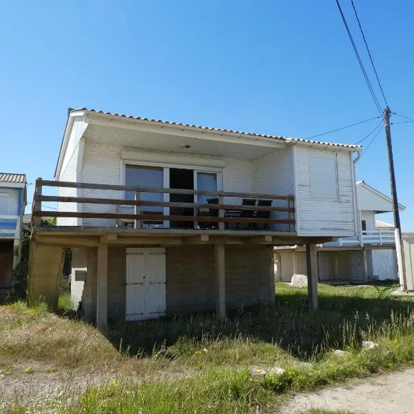 UN CHALET EN BOIS A LA PLAGE，位于格吕桑的酒店