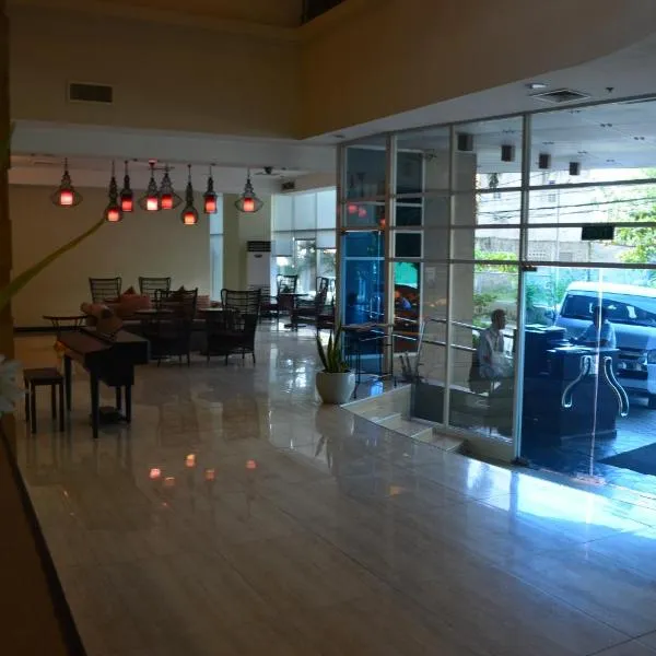 罗莎站喜利多酒店，位于圣罗莎的酒店