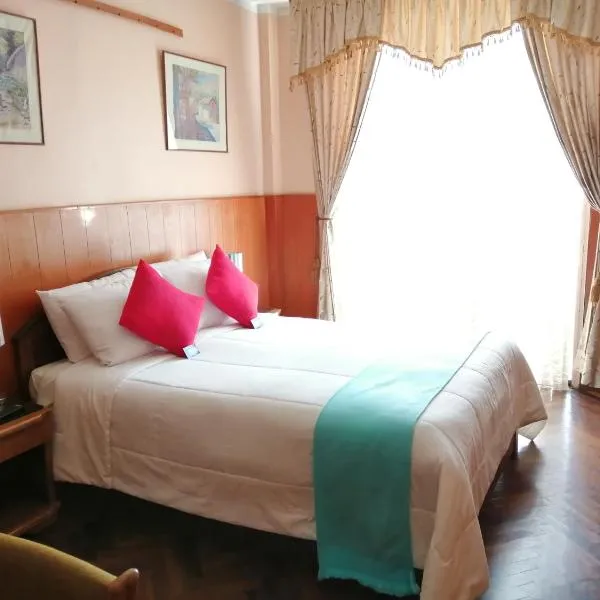 Huaytusive Inn Hotel，位于Uros的酒店