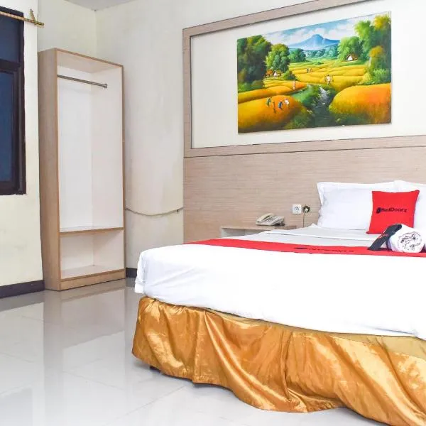 RedDoorz Plus near Sultan Hasanuddin Airport，位于Kasijala的酒店