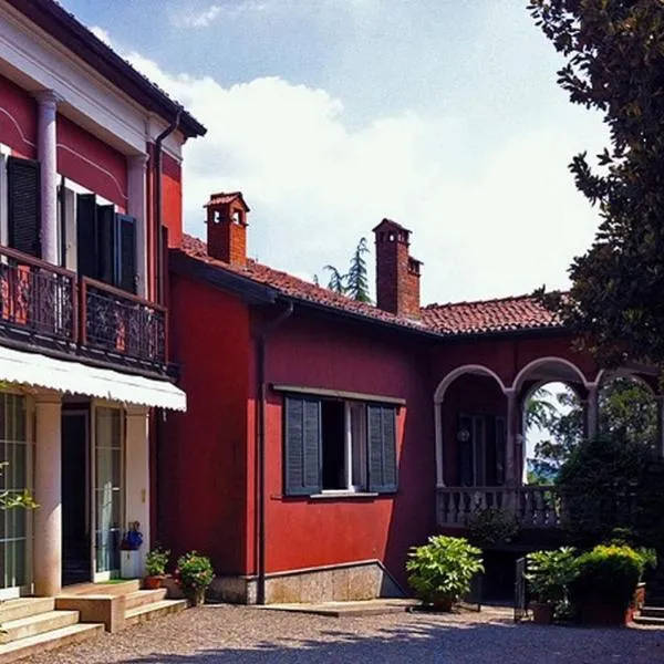 Villa Magnolia Lago Maggiore，位于Besozzo的酒店