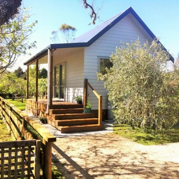 Mirror Creek Holiday Cottage，位于Ruatapu的酒店