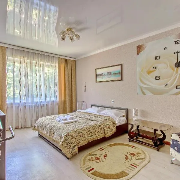 Cozy apartment on Rozybakiev 145. Atakent，位于阿拉木图的酒店