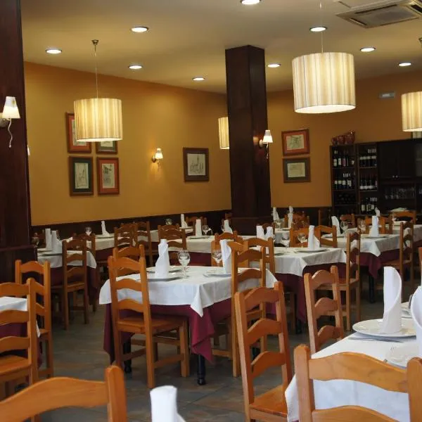 阿拉里克餐厅旅馆，位于Porqueira的酒店