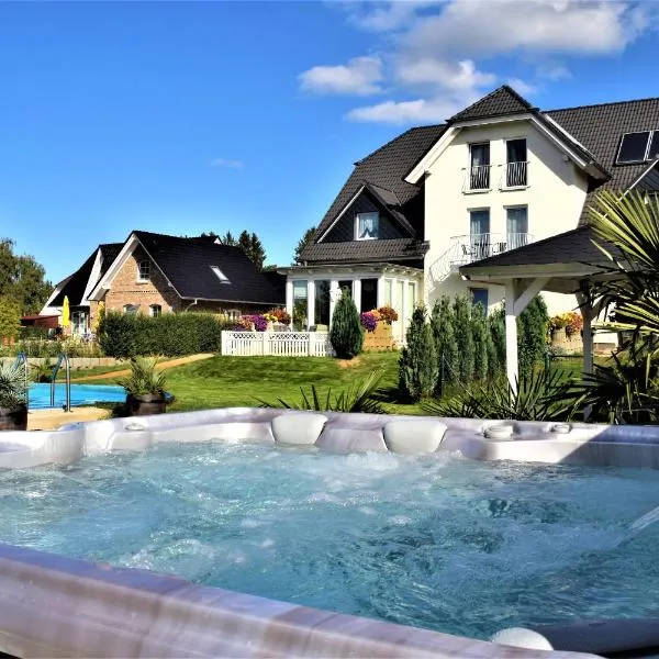 Fewo Traum, 4-Sterne FeWo's mit Pool und Whirlpool, Grillecke mit neuem Pavillon im Garten, am Achterwasser mit Badestrand, wenige Autominuten bis zur Ostsee, Überweisung oder Bar akzeptiert，位于Neppermin的酒店