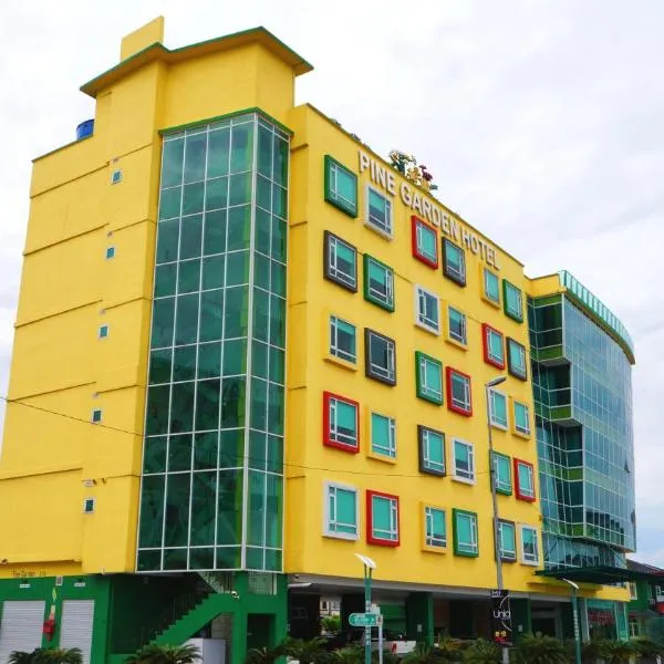 松园酒店，位于Kampong Setampin的酒店