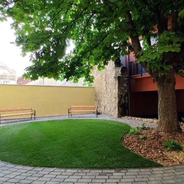 Piacsek Apartmanház，位于佩奇的酒店