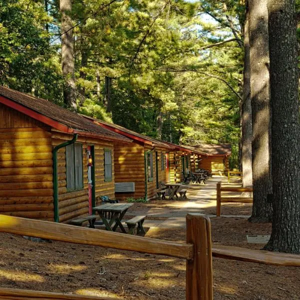 Log Cabins at Meadowbrook Resort，位于Douglas Center的酒店