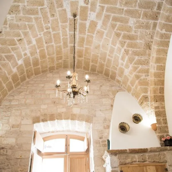 Piazza Duomo - Medieval Puglia's House，位于焦维纳佐的酒店