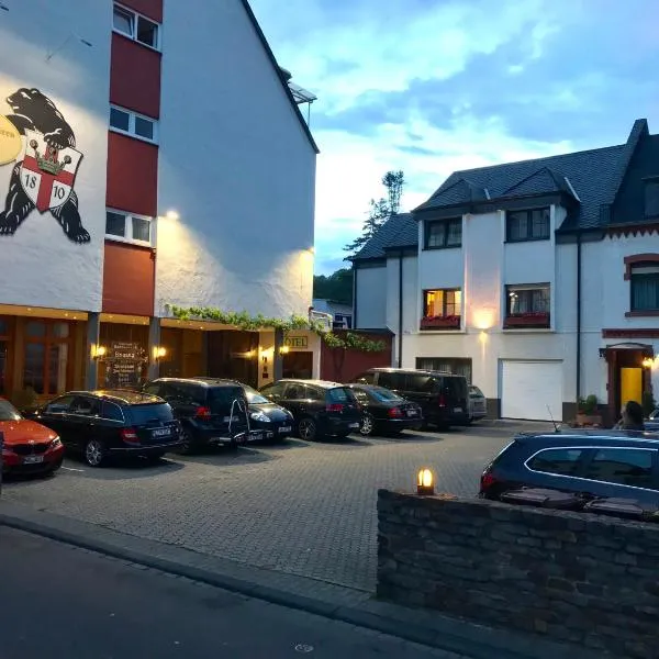 黑熊葡萄酒屋及酒店，位于Fachbach的酒店