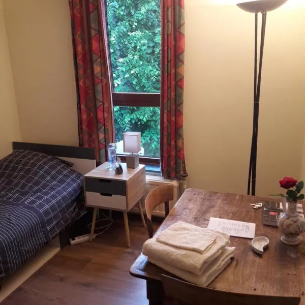 Chez Mimi - chambre vue parc，位于布鲁塞尔的酒店