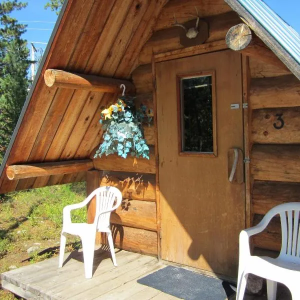 Blue River Campgrounds & Cabin-public washroom,位于布卢里弗的酒店