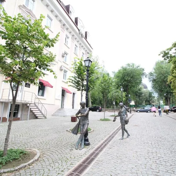 Pedestrian zone apartment near Cathedral Park!，位于Codru的酒店