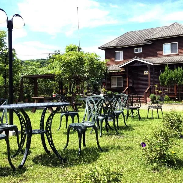 Yiyue Guanhe Homestay 倚月觀荷民宿，位于Danei的酒店