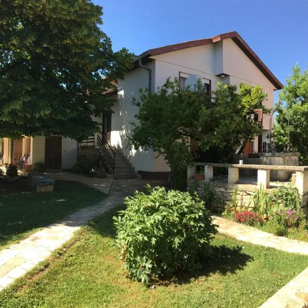 Two-Bedroom Countryside Apartment，位于Sarići的酒店