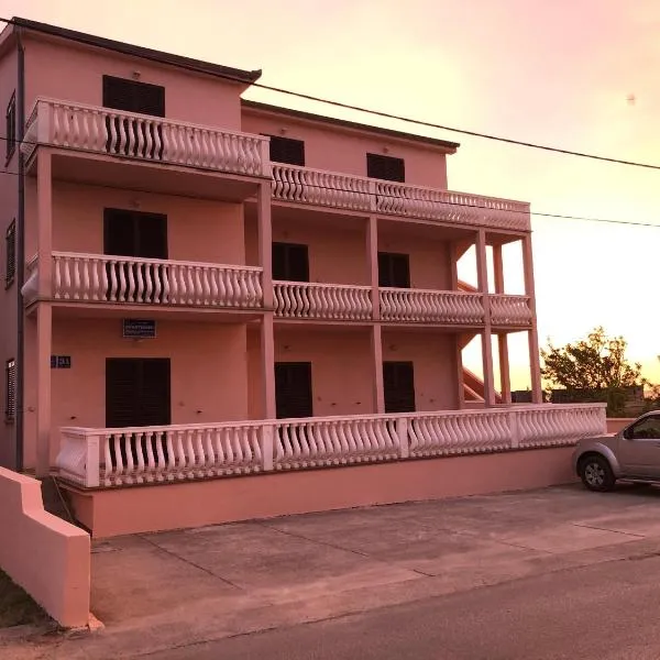 Apartments Bernarda 1，位于Miletići的酒店