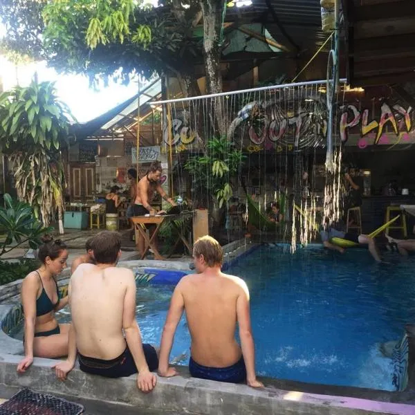 椰兹椰兹全佳旅馆，位于日惹的酒店