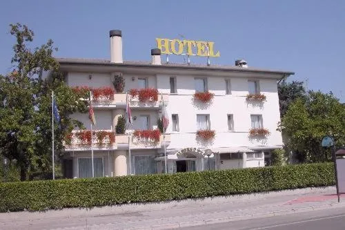 艾尔索雷酒店，位于Cartiera Reali的酒店