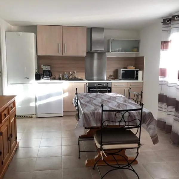 Villa Lucie Paul rez de jardin à Méla，位于Mela的酒店