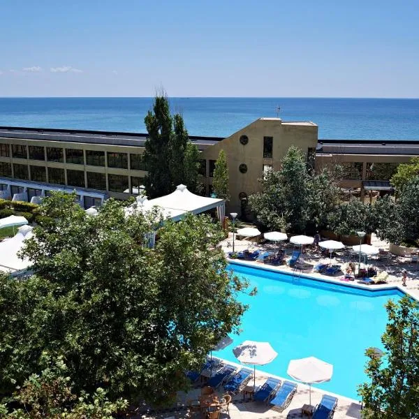 亚历山大海滩温泉酒店，位于Loutrós的酒店