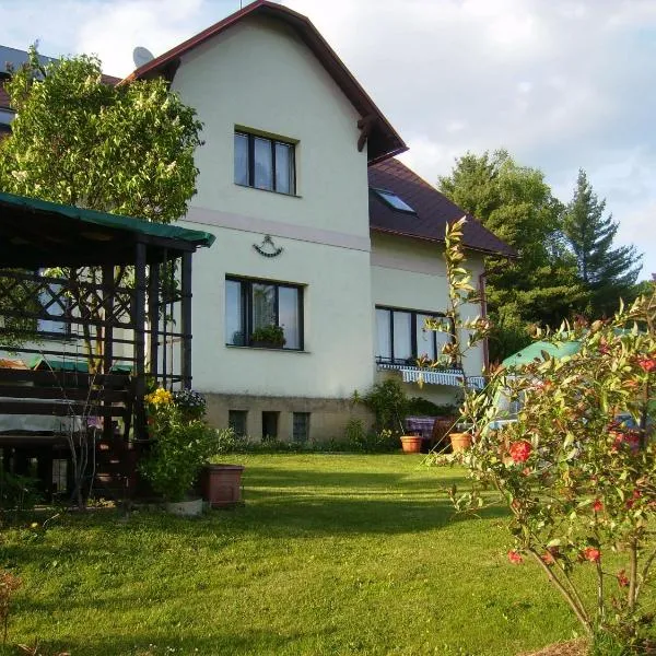 优约瑟法旅馆，位于Benešov u Semil的酒店