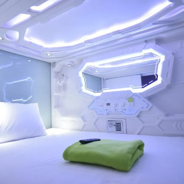 Whiz Capsule Hotel Thamrin Jakarta，位于雅加达的酒店