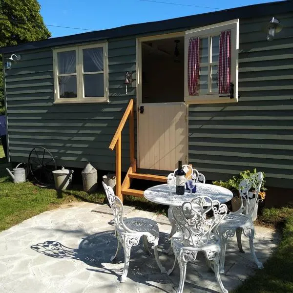 The English shepherds hut @ Les Aulnaies，位于Ferrières-la-Verrerie的酒店