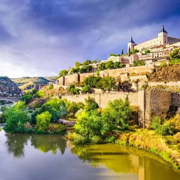 Toledo ciudad de las tres culturas , un lugar para disfrutar todas las familias con sus hijos " DESAYUNO INCLUIDO"，位于托里霍斯的酒店