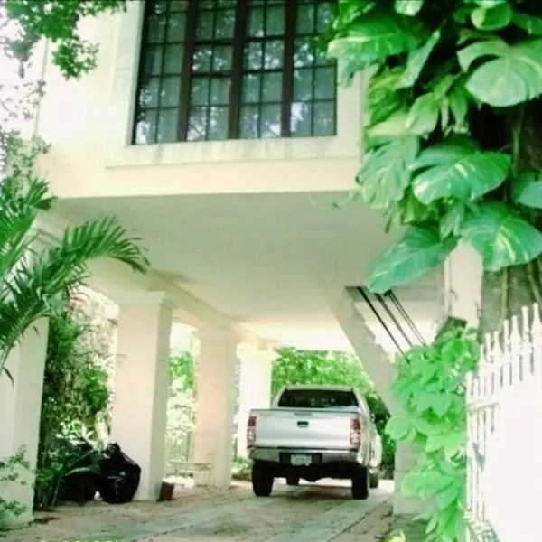 Hostal y Camping Villa Mercedes，位于蒂西明的酒店