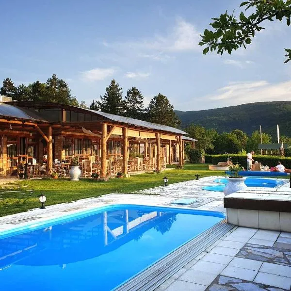 Zdravkovac Country Club，位于Jarmenovci的酒店