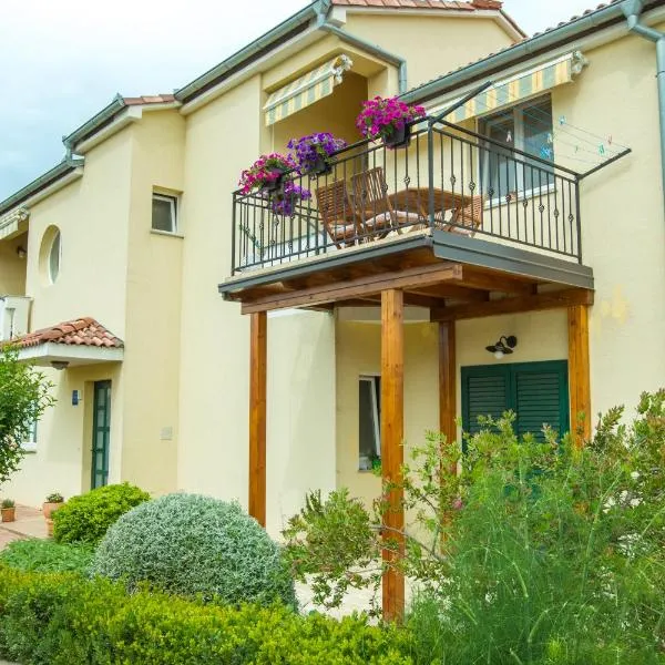 Apartments Emma，位于比奥格勒·纳·莫鲁的酒店