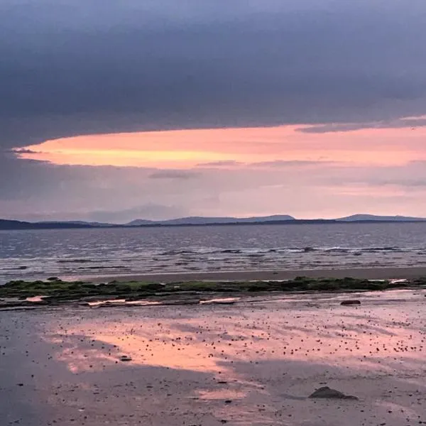 Ceol Na Mara Cottage by the sea，位于奈恩的酒店