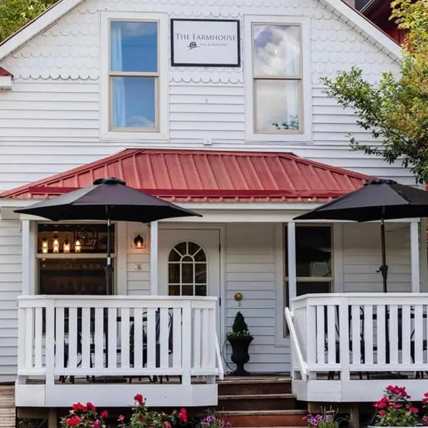 The Farmhouse Inn & Kitchen, 2 blocks from Downtown Whitefish, Montana，位于Brenchley Mobile Home Park的酒店