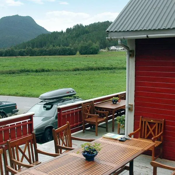 Three-Bedroom Holiday home in Isfjorden，位于Innfjorden的酒店