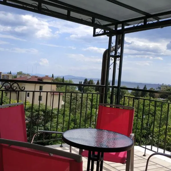 Family нouse -Нotel Asai，位于拉夫达的酒店