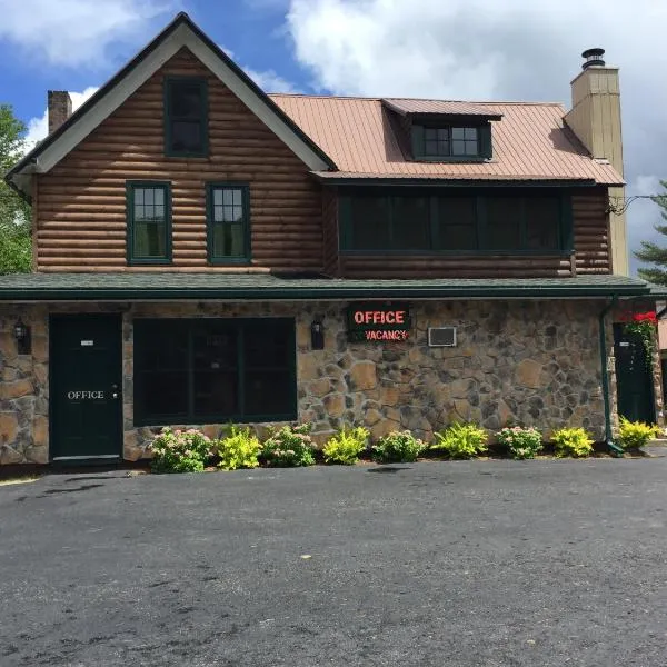 Pine Knoll Hotel Lakeside Lodge & Cabin，位于Big Moose的酒店