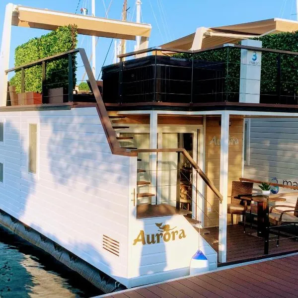 FLOATING SEA HOUSE AURORA，位于马来济格的酒店