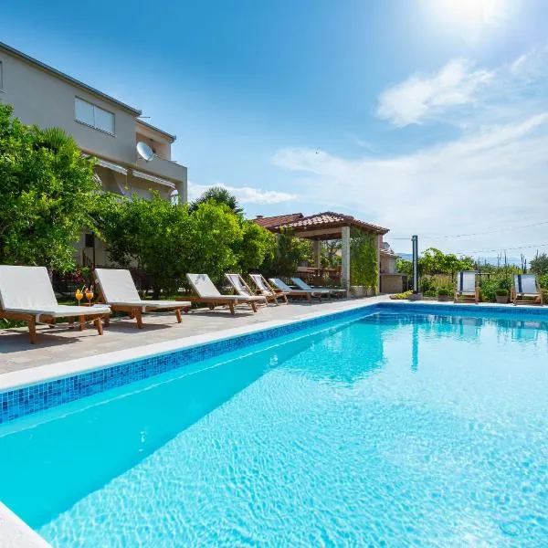 Villa Apartments Duje，位于卡什泰拉的酒店