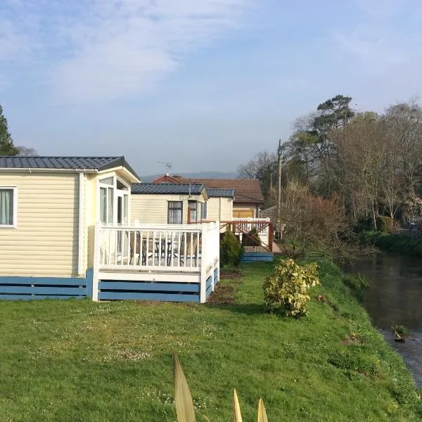 Pet friendly riverside static caravan，位于切达的酒店