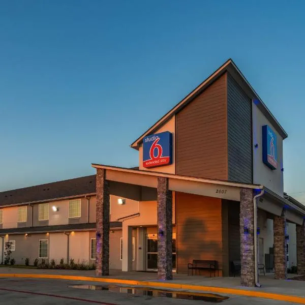 Studio 6 Lake Charles，位于查尔斯湖的酒店