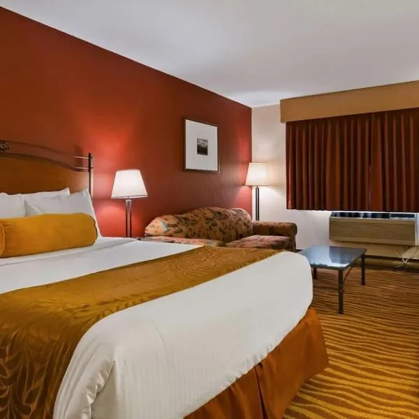 Invermere Inn & Suites，位于Lake Windermere的酒店
