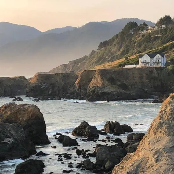 The Castle Inn of the Lost Coast，位于Shelter Cove的酒店