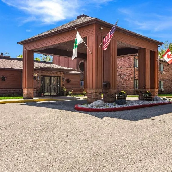 Quality Inn Petoskey-Harbor Springs，位于Pellston的酒店