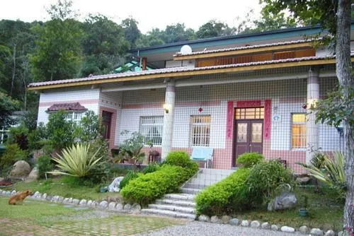 地球村农家民宿，位于Min-tsu-ch'iao的酒店
