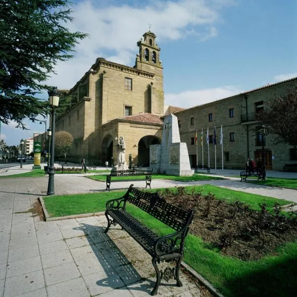 帕拉多德斯托多明戈贝尔纳多德弗雷斯内达酒店，位于Castañares de Rioja的酒店