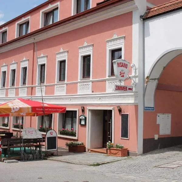 Gasthof-Cafe-Risano，位于Helfenberg的酒店